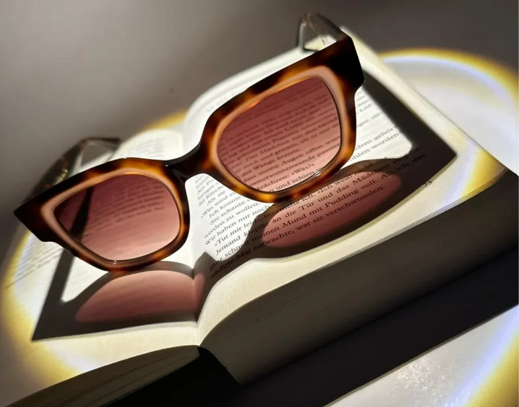 Eine Brille liegt auf einem offenen Buch