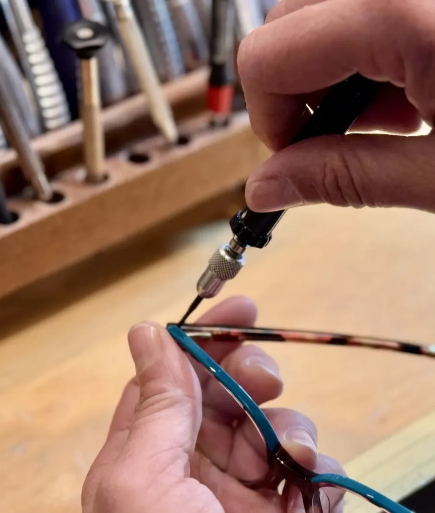 In der hauseigenen Werkstatt wird eine Brille repariert