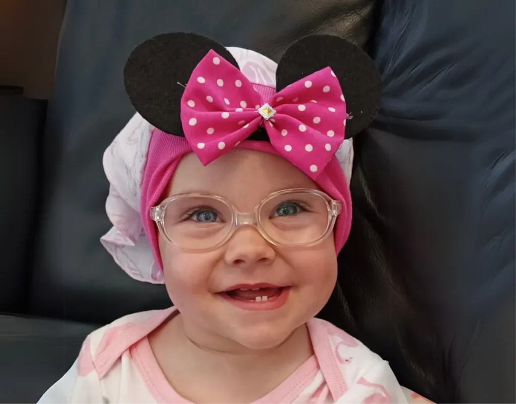 Fröhliches Kleinkind mit Brille