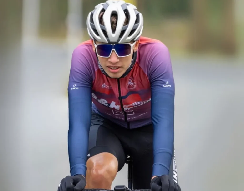 Rennradfahrer mit spezieller Sportbrille